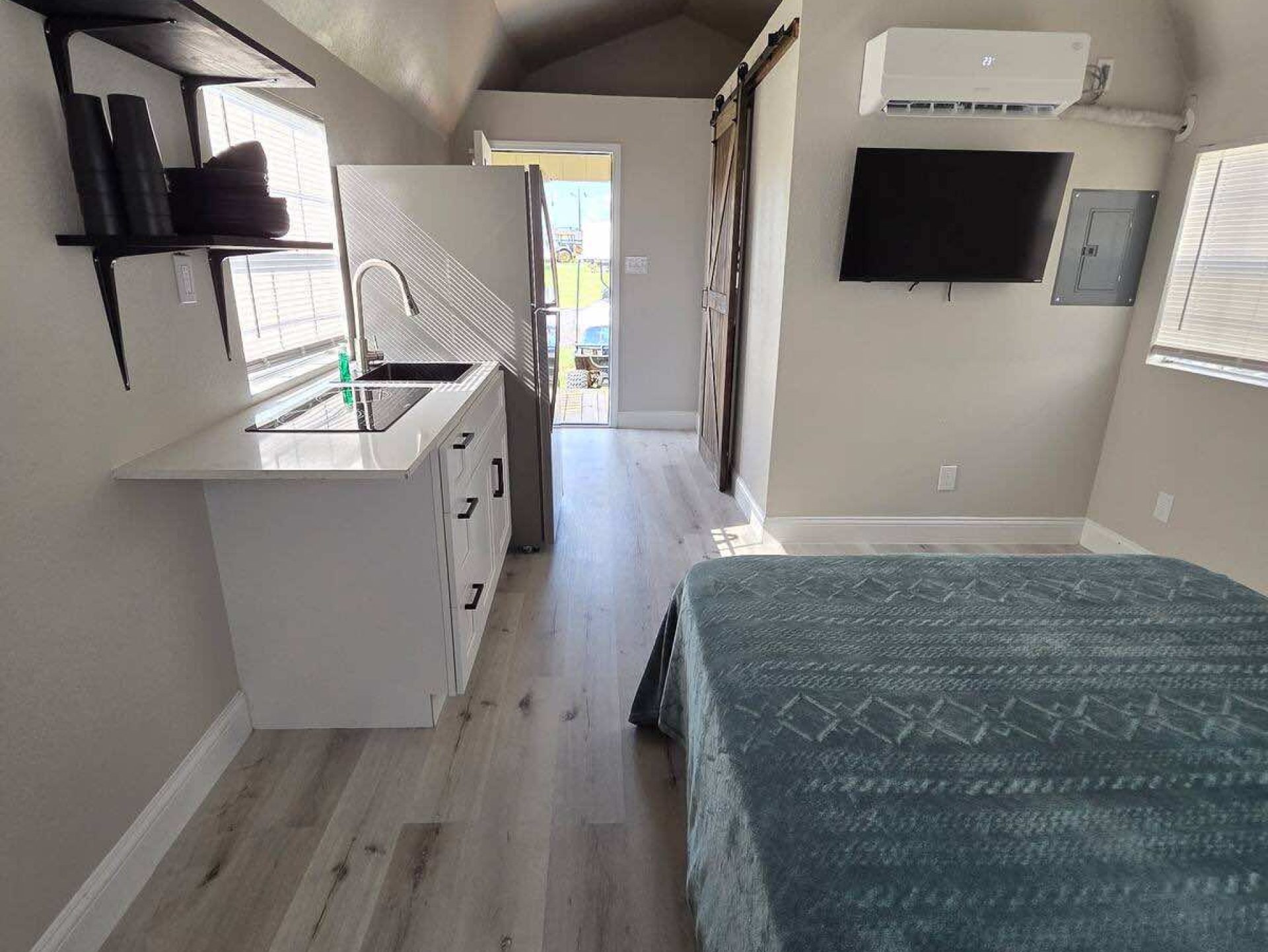 Logan's Way RV Park - Cabin #1